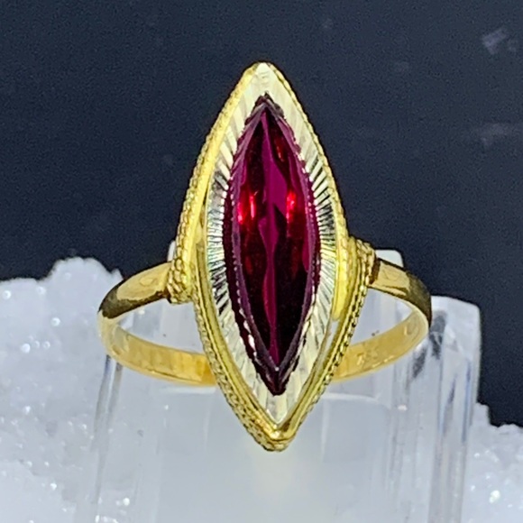 Beautiful Midcentury 18K Gold Ring with Ruby Colored Gemstone - Picture 7 of 17